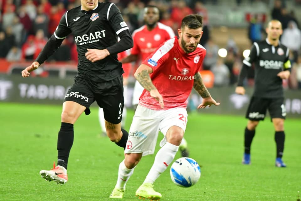 חנן ממן מול קבוצת נעוריו הפועל חיפה. לא רצה לתת לבן שהר את הפנדל והחמיץ (צילום: באדיבות הפועל ''תדיראן'' באר שבע)